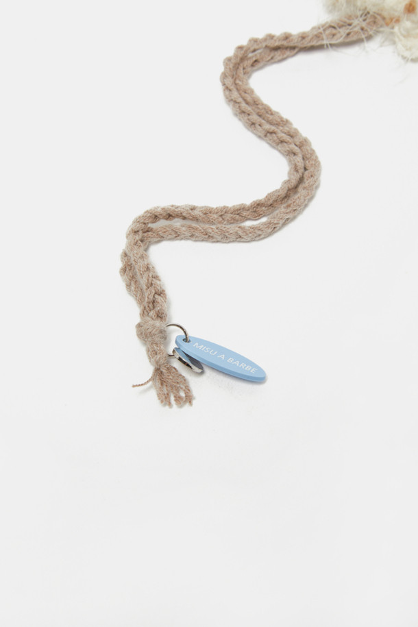 Nounou Charm (누누 참)은 여성용 장식품으로, 부드러운 털실 소재와 베이지 컬러가 특징입니다. 인형 모양의 참 장식으로, 데이트룩 및 모임룩에 걸리시, 클래식, 미니멀 스타일을 더해줍니다. 스트랩 형태로 제작되어 다양한 곳에 간편하게 걸어 장식할 수 있습니다. 무지 패턴으로 어떤 스타일에도 잘 어울리며, 당신의 개성을 돋보이게 해줄 아이템입니다.
