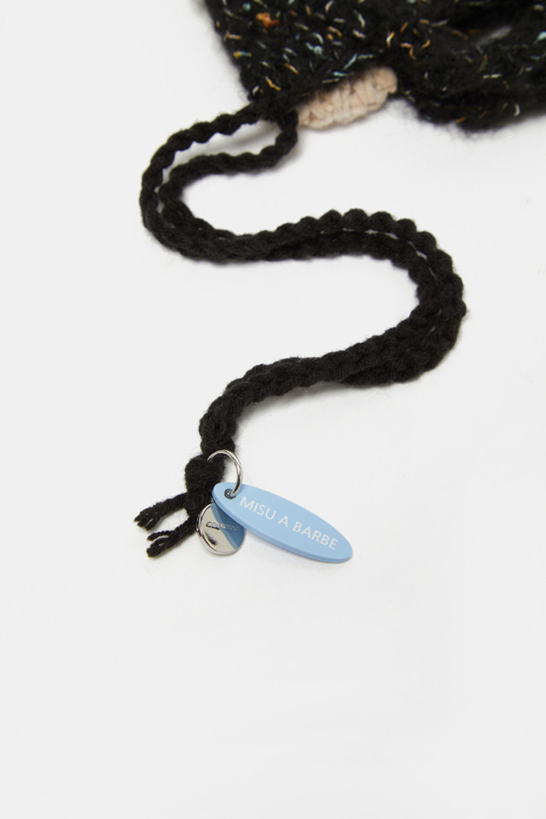 "코코 니트 참"은 부드러운 니트 소재로 제작된 매력적인 참 장식입니다. 가을, 겨울 시즌에 어울리는 무지 디자인으로, 블랙, 베이지, 브라운 3가지 컬러로 제공됩니다. 캐주얼, 미니멀, 클래식 스타일을 즐겨 입는 분들께 추천하며, 여행룩이나 산책룩에 포인트를 더할 수 있습니다. 키링이나 가방에 달아 당신만의 개성을 표현해보세요.
