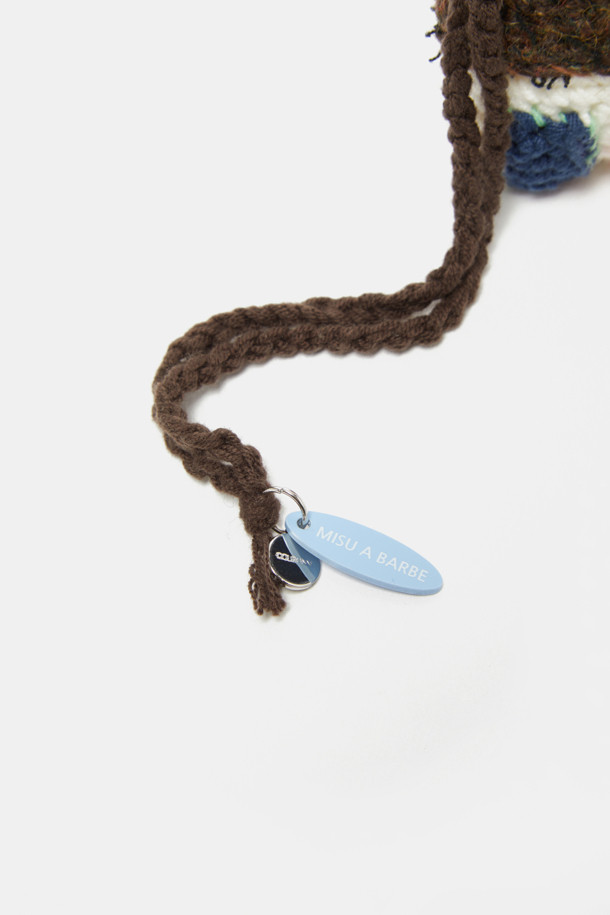 포근한 분위기를 더해줄 홈 니트 참입니다. 부드러운 울과 니트 소재로 제작되어 따뜻하고 포근한 촉감을 선사하며, 겨울철 인테리어 장식으로 활용하기 좋습니다. 화이트와 브라운 컬러, 자수 또는 프린트 무늬, 태슬 디테일로 캐주얼하고 아늑한 스타일을 연출합니다. 톡톡한 두께감과 수제작 특유의 따스함이 돋보이며, 집콕룩에 포인트를 더해줄 사랑스러운 인형입니다.
