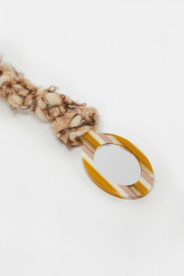 모이 콤 미러 참은 부드러운 니트 소재로 제작된 핸드메이드 패션 소품입니다. 타원형 거울과 빗 참 장식이 돋보이며, 실키한 광택감이 고급스러운 느낌을 더합니다. 가방 참, 키링, 벽걸이 장식 등 다양하게 활용 가능하여 실용성을 높였습니다. 심플하고 데일리한 스타일로, 동네 마실룩, 캐주얼, 미니멀, 클래식 등 다양한 스타일에 잘 어울립니다. 센스 있는 디자인으로 소지품에 포인트를 더해보세요.
