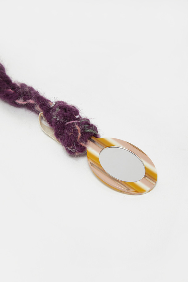 "Moi 콤 미러 참"은 휴대, 보관이 용이한 여성용 액세서리입니다. 플라스틱 소재로 제작되었으며, 퍼플과 베이지 두 가지 색상으로 제공됩니다. 미니멀하고 캐주얼한 스타일에 어울리며, 거울과 빗이 함께 디자인되어 실용성을 더했습니다. 일상생활에서 간편하게 휴대하며 빗질과 거울 사용이 가능합니다. 참 장식으로 포인트를 주어 더욱 돋보이는 디자인을 자랑합니다.

