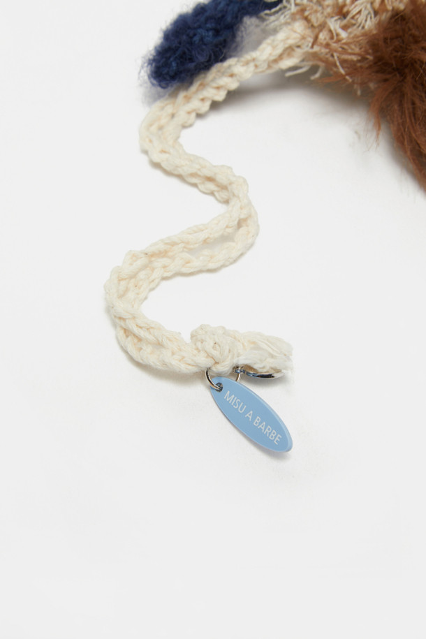 사랑스러운 디자인의 쿠쿠 참 (Coucou Charm)입니다. 니트 소재로 제작되어 부드러운 촉감을 선사하며, 블루와 베이지 두 가지 색상으로 만나볼 수 있습니다. 미니 사이즈로 제작되어 일상 속에서 간편하게 사용할 수 있으며, 귀여운 동물 모티브에 퍼 장식이 더해져 걸리시, 미니멀, 캐주얼 스타일을 완성합니다. 데이트룩, 모임룩에 포인트를 더해줄 장식용 키링/참으로 활용해보세요.
