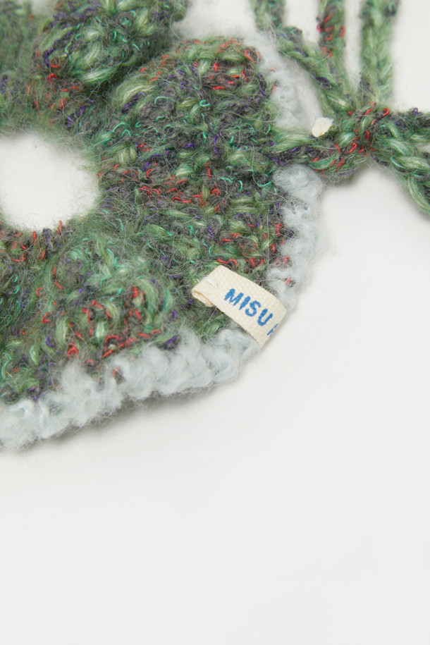 **Yard Scrunch (야드 스크런치)**는 여성스러운 매력을 더해줄 헤어 액세서리입니다. 부드러운 니트와 실 소재로 제작되어 봄, 여름, 가을 계절에 데일리하게 착용하기 좋습니다. 그린, 화이트, 그레이 세 가지 색상으로 출시되어 다양한 스타일에 매치하기 용이합니다. 리본과 태슬 장식이 더해져 걸리시, 캐주얼, 미니멀 스타일을 모두 소화할 수 있으며, 산책룩이나 봄 소풍룩에 포인트를 더해줍니다.
