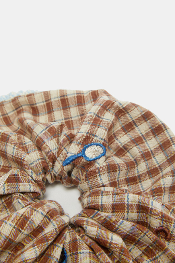 루나 스크런치'는 빈티지하고 캐주얼한 스타일을 연출하는 여성 헤어 액세서리입니다. 브라운과 스카이블루 색상의 체크 패턴 패브릭과 니트 소재로 제작되었으며, 수제작 자수 디테일과 니트 보더로 자연스러운 볼륨감을 더했습니다. 동네 마실룩, 카페룩에 잘 어울리며, 캐주얼 및 미니멀 스타일을 즐겨 입는 분들께 추천합니다. 일상생활에서 간편하게 포인트를 줄 수 있는 아이템입니다.
