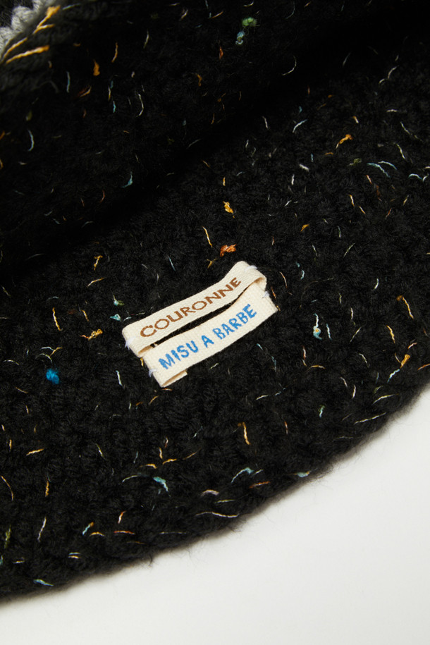 **코코 버킷 햇**은 여성용 버킷햇으로, 심플한 디자인과 부드러운 촉감이 특징입니다. 봄, 여름, 가을 계절에 착용하기 좋으며, 가볍고 얇은 나일론 소재로 제작되어 편안한 착용감을 선사합니다. 깊은 모자 깊이와 중간 챙 넓이로 스타일리시함을 더하며, 무지 블랙 컬러로 어떤 룩에도 쉽게 매치할 수 있습니다. 여행룩, 휴가룩, 캐주얼, 미니멀, 리조트 스타일을 연출하기에 적합한 아이템입니다.
