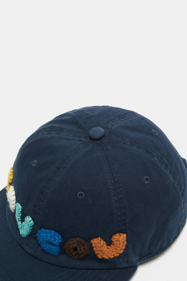 레터링 볼 캡은 캐주얼, 미니멀, 시티보이 스타일을 즐기는 분들을 위한 아이템입니다. 부드러운 면 소재로 제작되어 편안한 착용감을 선사하며, 봄, 여름, 가을 계절에 활용하기 좋습니다. 화이트와 네이비 두 가지 색상으로 출시되어 다양한 룩에 매치하기 용이합니다. 레터링과 배색 디테일이 돋보이며, 모자 깊이는 일반, 챙 넓이도 일반적인 스타일입니다. 산책룩, 여행룩 등 일상에서 폭넓게 활용할 수 있으며, 뒷부분은 조절 가능하여 편리하게 착용할 수 있습니다.
