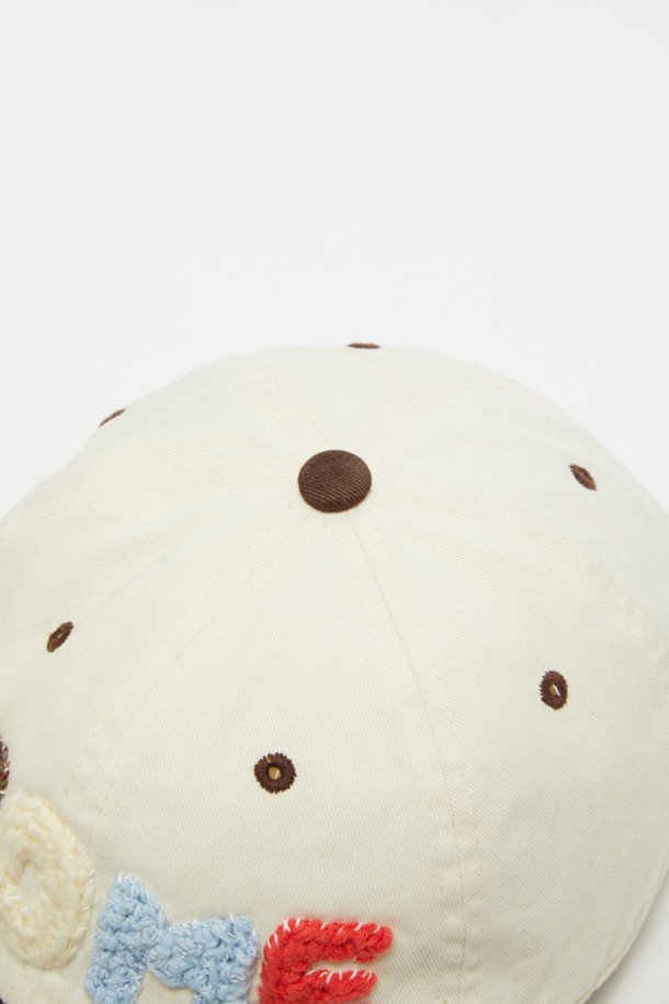 레터링 볼 캡은 캐주얼, 미니멀, 시티보이 스타일을 즐기는 분들을 위한 아이템입니다. 부드러운 면 소재로 제작되어 봄, 여름, 가을에 편안하게 착용할 수 있으며, 일상복에 잘 어울립니다. 화이트와 네이비 두 가지 색상으로 제공되며, 레터링 디자인이 돋보입니다. 일반 깊이와 챙 넓이로 누구나 부담 없이 착용 가능하며, 뒤쪽 스트랩으로 사이즈 조절이 용이합니다. 산책룩, 여행룩 등 다양한 TPO에 활용하여 스타일리시함을 더해보세요.
