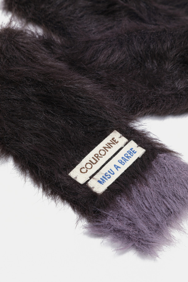 슬림 니트 머플러는 가을과 겨울, 쌀쌀한 날씨에 따뜻함과 스타일을 더해주는 머플러입니다. 부드러운 니트 소재로 제작되어 편안한 촉감을 제공하며, 베이직하고 캐주얼한 스타일로 출근룩에 매치하기 좋습니다. 블랙, 레드, 그레이 세 가지 색상으로 출시되어 어떤 옷에도 잘 어울립니다. 슬림핏 디자인으로 답답함 없이 세련된 룩을 연출할 수 있습니다. 보온 기능은 물론, 무지 패턴으로 미니멀하고 클래식한 분위기를 더합니다.
