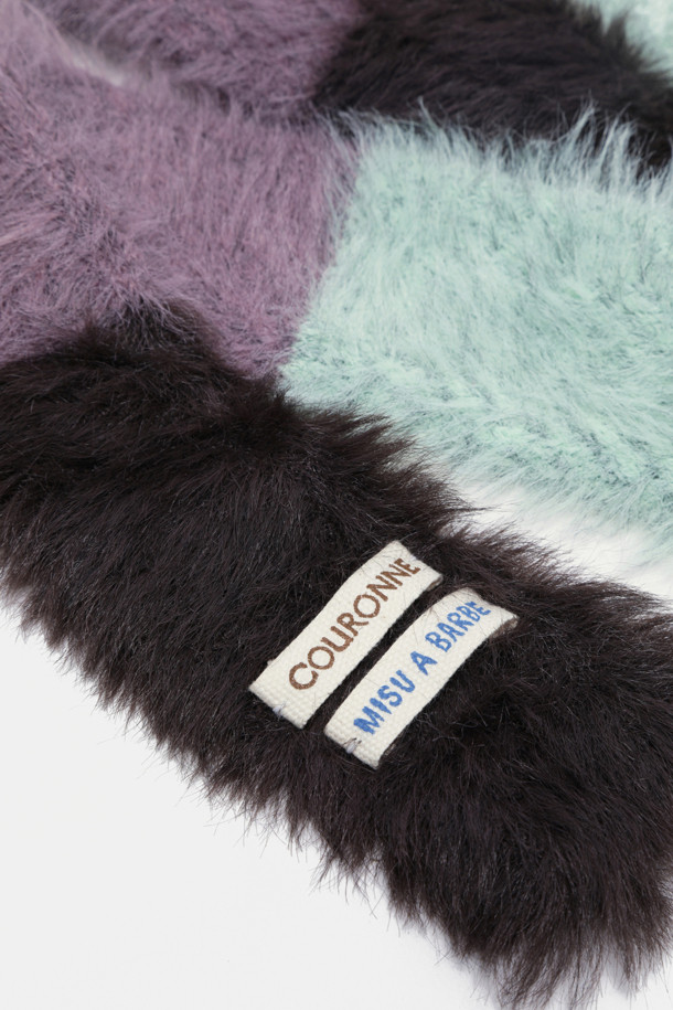 부드러운 니트 소재와 풍성한 퍼 장식이 돋보이는 슬림 니트 머플러입니다. 겨울철 보온성을 높여주는 두꺼운 두께감으로, 차갑고 쌀쌀한 날씨에도 따뜻하게 착용할 수 있습니다. 무지 디자인과 블랙 컬러는 어떤 스타일에도 잘 어울려 클래식하고 미니멀한 룩을 연출합니다. 깊은 모자 깊이로 얼굴을 포근하게 감싸주며, 부드러운 촉감이 편안한 착용감을 선사합니다. 여성스러운 분위기를 더해주는 겨울 필수 아이템입니다.
