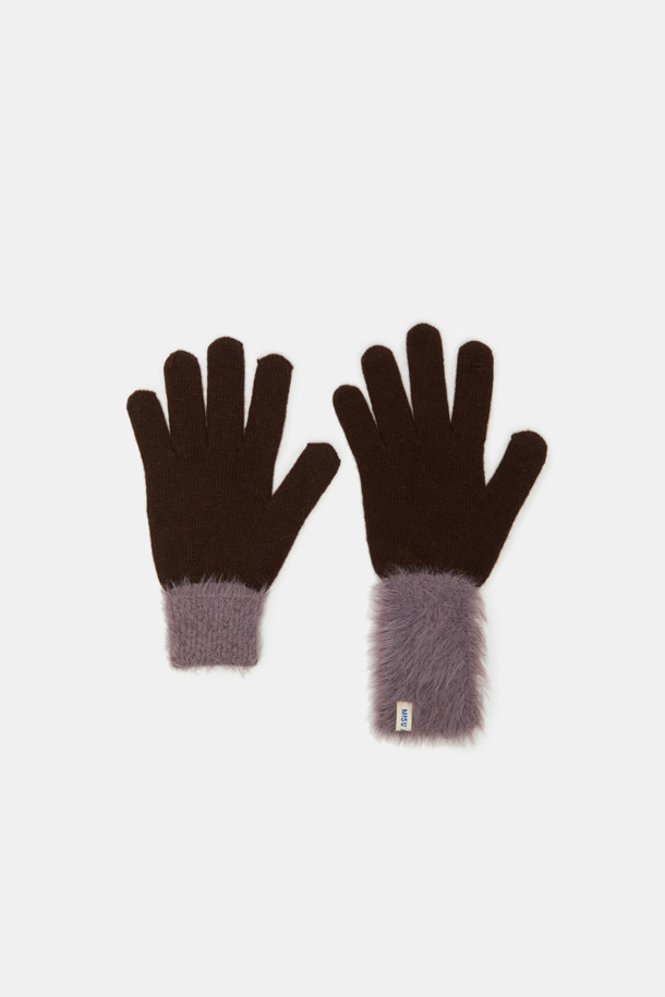 Mood Block 니트 장갑은 겨울철 따뜻함과 스타일을 모두 잡을 수 있는 블랙 컬러의 장갑입니다. 부드러운 니트 소재로 제작되어 뛰어난 착용감을 선사하며, 보온성을 극대화합니다. 손목 부분의 리브(Rib) 디테일과 은은한 퍼(Fur) 장식이 클래식하면서도 세련된 분위기를 연출합니다. 출근룩을 포함한 다양한 일상 스타일에 미니멀하고 캐주얼하게 매치하여 포근한 겨울 스타일링을 완성해보세요. 베이직한 디자인으로 유행을 타지 않아 오랫동안 활용할 수 있습니다.
