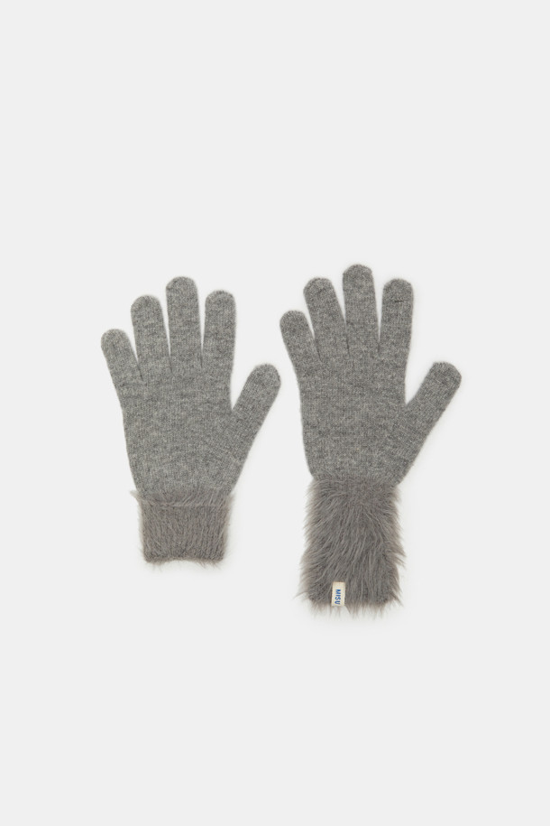 Mood Block 니트 글러브는 겨울과 가을, 쌀쌀한 날씨에 따뜻함과 스타일을 모두 잡을 수 있는 장갑입니다. 부드러운 촉감의 울과 니트 소재로 제작되어 편안한 착용감을 선사하며, 두꺼운 두께감으로 뛰어난 보온성을 제공합니다. 무지 디자인에 퍼 디테일 장식으로 포인트를 더해 베이직하면서도 클래식, 미니멀, 캐주얼 등 다양한 스타일을 연출할 수 있습니다. 출근룩에 매치하여 세련된 분위기를 더해보세요. 그레이 컬러로 어떤 옷에도 잘 어울려 데일리 아이템으로 활용하기 좋습니다.
