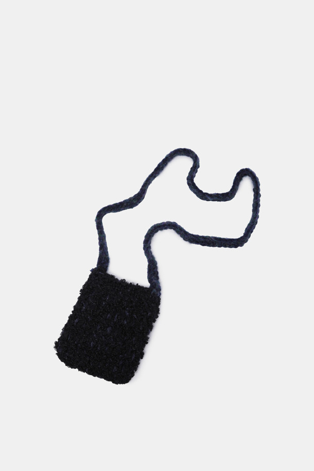 Haru Cross 16 Knit (하루 크로스 16 니트)는 캐주얼하고 미니멀한 스타일의 여성용 크로스백입니다. 네이비 컬러의 무지 디자인에 니트 소재와 니트 패턴, 귀여운 장식 인형으로 포인트를 더했습니다. 16cm의 미니 사이즈로 일상에서 가볍게 들기 좋으며, 지퍼형 잠금 방식으로 소지품을 안전하게 보관할 수 있습니다. 크로스 스트랩이 있어 편리하게 멜 수 있으며, 니트 특유의 부드러운 텍스처가 특징입니다.
