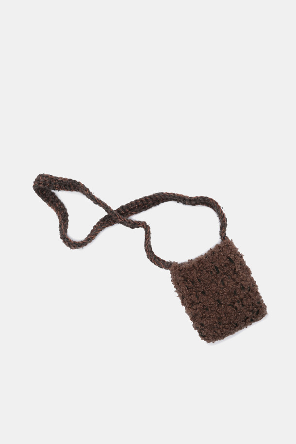 Haru Cross 16 Knit (하루 크로스 16 니트)는 니트 소재로 제작된 여성용 스몰 사이즈 크로스백입니다. 브라운 컬러의 무지 디자인에 니트 텍스처가 더해져 캐주얼하면서도 미니멀한 스타일을 연출합니다. 긴 스트랩으로 어깨에 편안하게 멜 수 있으며, 사각 모양으로 데이트룩, 산책룩, 여행룩 등 다양한 TPO에 활용 가능합니다. 클래식한 무드를 더해주는 이 가방은 니트 소재 특유의 부드러움으로 편안한 착용감을 선사합니다.
