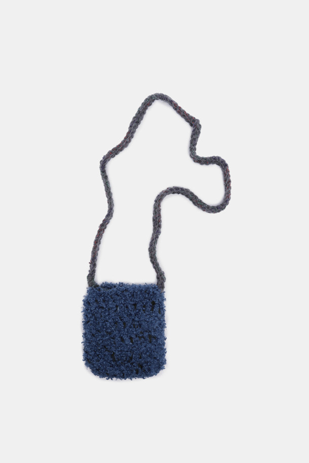 Haru Cross 16 Knit (하루 크로스 16 니트)는 캐주얼 스타일의 여성용 크로스백입니다. 미디엄 사이즈의 사각 가방으로, 니트 소재와 니트 패턴, 니트 디테일이 돋보입니다. 블루, 화이트 두 가지 컬러로 출시되었으며, 16 사이즈로 제작되었습니다. 일상생활에서 활용하기 좋은 실용적인 가방으로, 니트 소재 특유의 따뜻하고 부드러운 느낌을 더했습니다.
