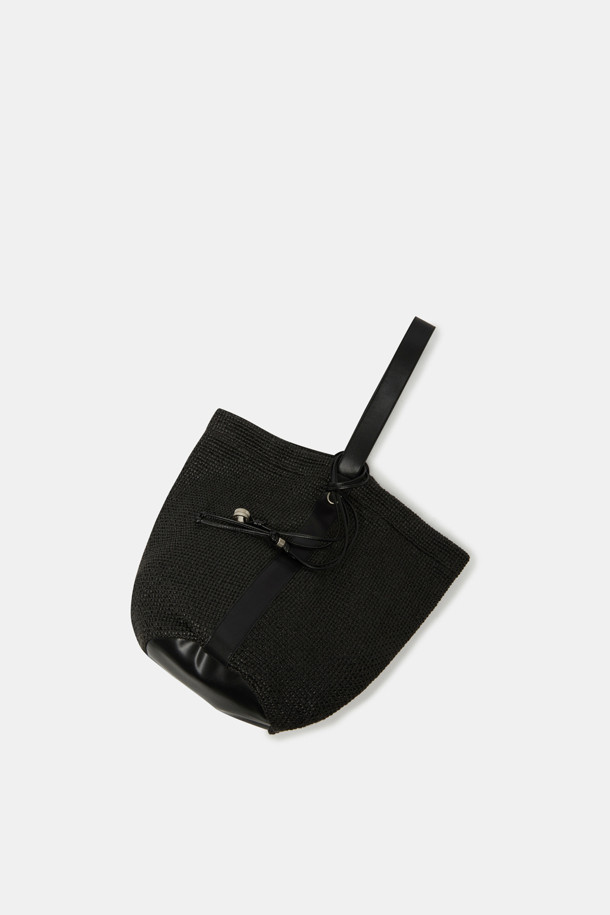 Haru Shoulder 24 Raffia (하루 숄더 24 라피아)는 여성 고객을 위한 미디엄 사이즈 숄더백입니다. 라피아와 합성가죽 소재로 제작되었으며, 실버 하드웨어 디테일이 돋보입니다. 무지 패턴에 사각 모양으로, 자연스러운 실루엣과 부드러운 촉감을 선사합니다. 아이패드 13인치 수납이 가능하며, 내부 포켓 1개, 분리형 참 장식, 슬림 스트랩, 2way 착용이 가능한 실용적인 디자인입니다. 여행, 휴가, 리조트룩에 어울리는 미니멀, 리조트, 클래식 스타일의 가방으로, 오염 방지 기능과 깔끔한 외관을 자랑합니다.
