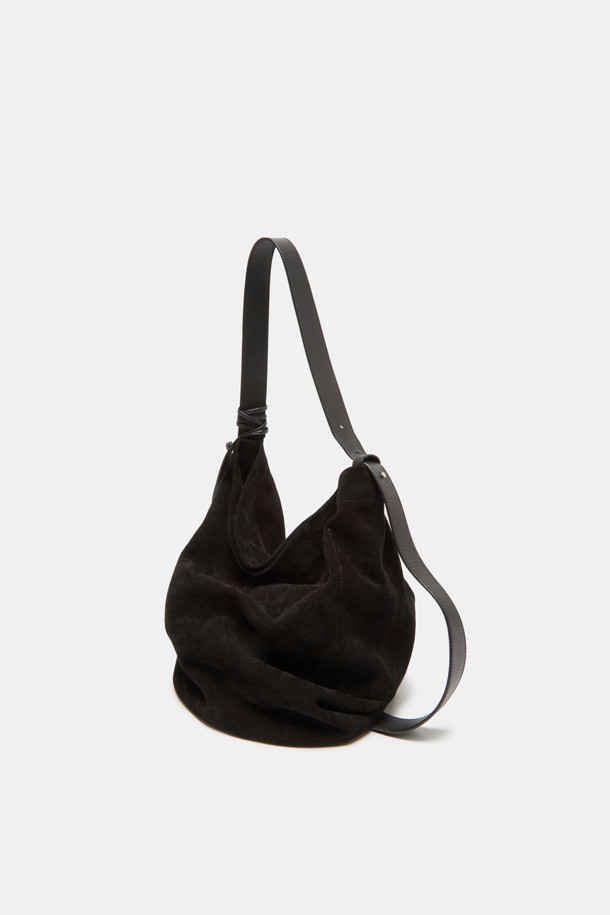 Haru Shoulder 24 Suede (하루 숄더 24 스웨이드)는 여성 및 남성 모두 착용 가능한 미디엄 사이즈의 숄더백입니다. 블랙과 브라운 두 가지 색상으로 출시되었으며, 스웨이드와 가죽 소재를 사용하여 고급스러운 느낌을 줍니다. 사각 쉐입에 마그네틱형 잠금 방식으로 편리하며, 13인치 아이패드 수납이 가능합니다. 숄더 및 슬림 스타일 2way로 연출할 수 있으며, 데일리 쇼핑룩에 어울리는 클래식, 미니멀, 시크 스타일의 가방입니다. 자연스러운 실루엣과 착용감으로 편안하게 사용할 수 있으며, 내부 포켓 1개와 디자인 참 장식이 포인트입니다.
