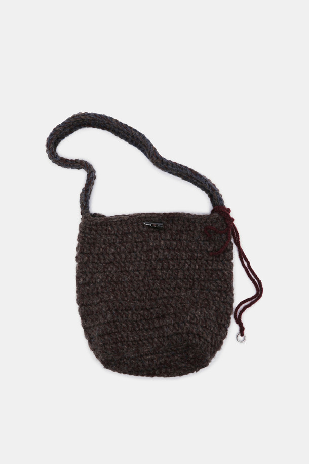 Haru Shoulder 38 Knit (하루 숄더 38 니트)는 캐주얼하고 미니멀한 스타일을 추구하는 여성 고객을 위한 숄더백입니다. 부드러운 니트 소재로 제작되어 포근한 느낌을 주며, 무지 디자인으로 어떤 스타일에도 잘 어울립니다. 가방 사이즈는 미디엄이며, 사각 형태의 숄더백에 숄더 스트랩이 있어 편안하게 착용할 수 있습니다. 일상생활에서 활용하기 좋은 실용적인 가방으로, 다양한 코디에 매치하여 스타일리시함을 더해보세요. 38 사이즈로 제작되었습니다.
