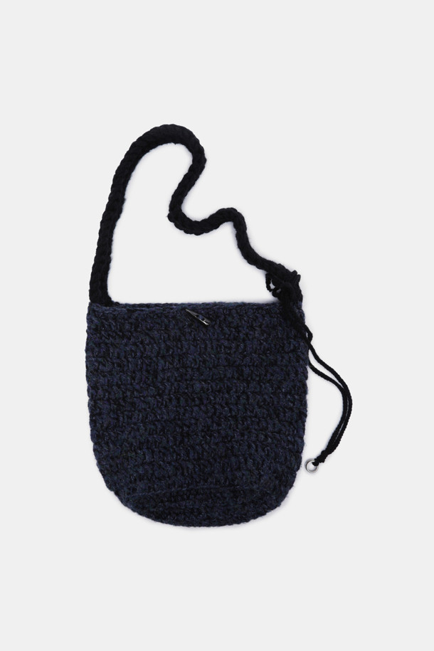 Haru Shoulder 38 Knit (하루 숄더 38 니트)는 캐주얼, 미니멀, 클래식 스타일을 즐겨 입는 여성 고객을 위한 숄더백입니다. 니트 소재로 제작되어 봄, 가을에 산책룩이나 데이트룩에 매치하기 좋습니다. 가방 모양은 반원 형태이며, 네이비 색상과 지퍼형 잠금 방식으로 디자인되었습니다. 미디엄 사이즈로 일상에서 활용하기 좋으며, 다양한 스타일 연출에 용이합니다. 사이즈는 38입니다.
