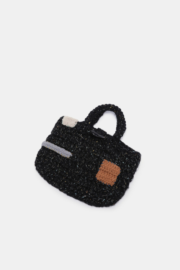 Coco (코코) 토트 32 니트, 당신의 세련된 스타일을 완성할 여성용 토트백입니다. 부드러운 니트 소재와 사각 형태, 퀄팅 디자인이 만나 클래식하면서도 시크한 분위기를 연출합니다. 블랙 색상에 Coco 로고 패턴으로 포인트를 주어 미디엄 사이즈의 넉넉한 수납공간과 숄더 스트랩으로 실용성을 더했습니다. 오피스룩, 모임룩, 데이트룩 등 어떤 TPO에도 잘 어울리며, 미니멀한 스타일을 추구하는 여성에게 적합한 아이템입니다. 지퍼형 잠금 방식으로 소지품을 안전하게 보관할 수 있습니다.
