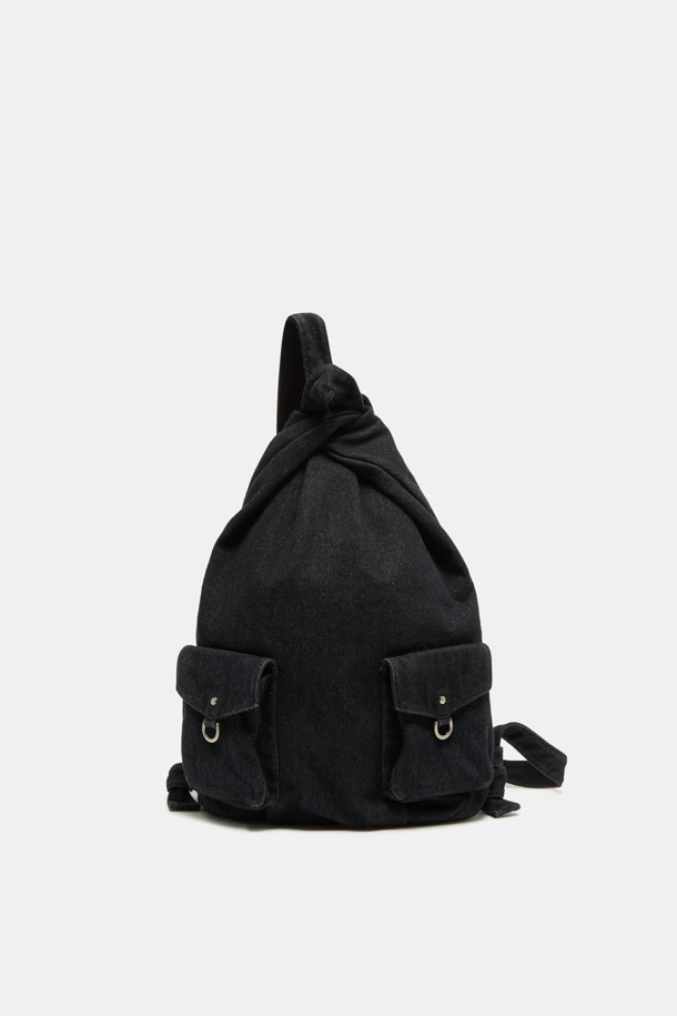 Mova 백팩 31 데님은 워시드 데님 블루 컬러의 미디엄 사이즈 백팩으로, 캐주얼과 빈티지 스타일을 연출합니다. 데님 소재에 사각 모양으로 디자인되었으며, 매듭과 지퍼 디테일이 돋보입니다. 13인치 디바이스 수납이 가능하며, 측면 및 내부 포켓, 등판 지퍼를 갖춰 수납력을 높였습니다. 조절 가능한 매듭 스트랩으로 편안하게 착용할 수 있으며, 동네 마실룩이나 여행룩에 잘 어울립니다.
