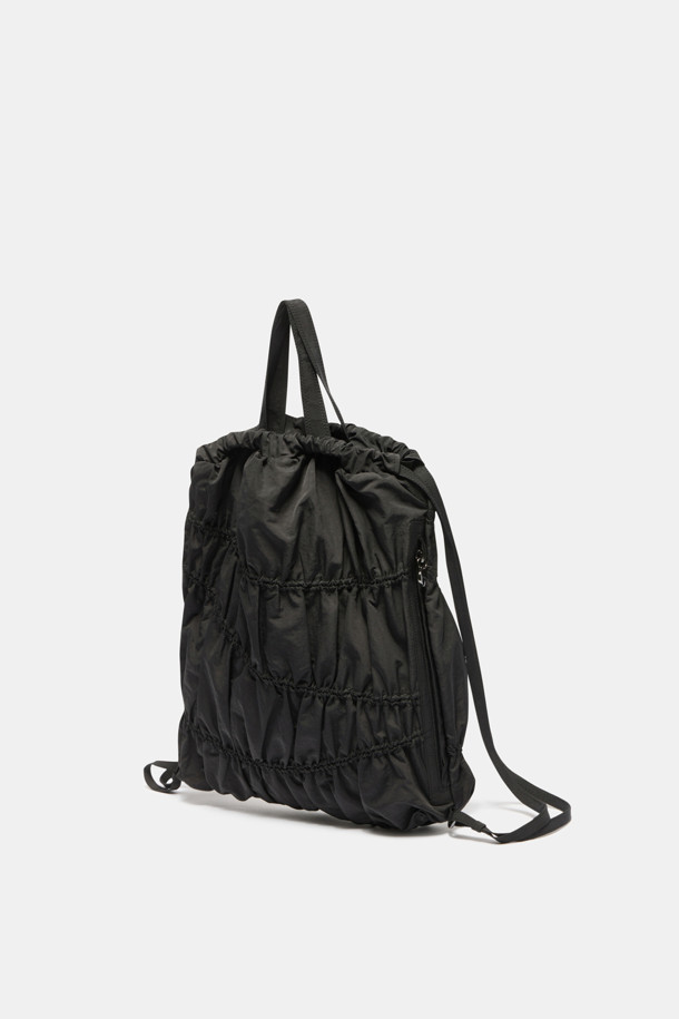 에버 셔링 백팩 36은 여성용 미디엄 사이즈 백팩입니다. 세련된 셔링 디자인과 무지 패턴의 블랙 컬러가 미니멀, 캐주얼, 시크 스타일을 연출합니다. 13인치 태블릿/아이패드 수납이 가능하며, 내부 오픈 포켓 1개와 지퍼 포켓 1개로 실용성을 더했습니다. 조절 가능한 스트랩과 사각 디자인으로 편안하게 착용 가능하며, 출근룩과 여행룩에 모두 잘 어울립니다. 나일론 소재로 제작되어 내구성이 뛰어나며, 지퍼형 잠금 방식으로 소지품을 안전하게 보관할 수 있습니다.
