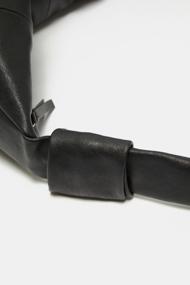 "Faugeres 보우 크로스 47"은 여성스러운 분위기를 연출하는 블랙 컬러의 미디엄 사이즈 크로스백입니다. 부드러운 합성가죽 소재에 사각형 쉐입, 리본 장식이 더해져 걸리시, 클래식, 미니멀 스타일을 완벽하게 소화합니다. 데이트룩, 모임룩, 소개팅룩 등 다양한 TPO에 활용 가능하며, 숄더 스트랩과 지퍼형 잠금 방식으로 실용성을 높였습니다. "Faugeres"만의 섬세한 디자인과 47 사이즈로, 당신의 스타일 지수를 한층 끌어올려 보세요.
