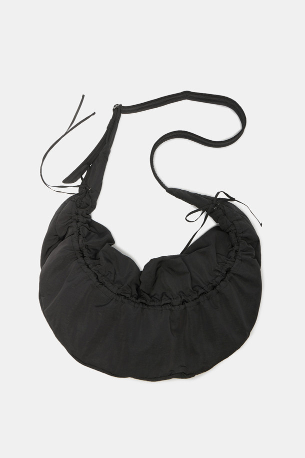 Ever Shirring Shoulder 56 (에버 셔링 숄더 56)은 부드러운 주름 텍스처가 돋보이는 여성 숄더백입니다. 나일론 소재의 미디엄 사이즈 사각 숄더백으로, 블랙 실버 컬러와 셔링 디자인이 특징입니다. 2way 방식으로 숄더 또는 크로스 형태로 착용 가능하며, 내부 포켓과 13인치 아이패드 수납이 가능하여 실용성을 높였습니다. 조절 가능한 스트랩과 블랙 실버 하드웨어 디테일이 돋보이며, 캐주얼, 미니멀, 시크 스타일을 연출하기 좋습니다. 동네 마실룩이나 쇼핑룩에 매치하여 데일리하게 활용할 수 있습니다.
