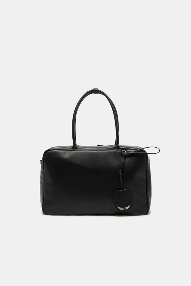 듀 토트 39는 여성용 미디엄 사이즈 토트백으로, 오피스룩, 출근룩, 모임룩에 잘 어울리는 가방입니다. 블랙 색상의 무지 패턴에 합성가죽 소재를 사용하여 클래식, 미니멀, 시크한 스타일을 연출합니다. 사각형 디자인에 지퍼형 잠금 방식을 갖췄으며, 방수 및 생활 방수 기능을 제공하여 실용성을 더했습니다. 3-way 컨버터블 디자인으로 탈부착 가능한 스트랩을 활용할 수 있으며, 내부 지퍼 포켓과 13인치 아이패드 수납이 가능합니다. 실버 하드웨어와 탈부착 가능한 미러 참 세트로 포인트를 더했습니다.
