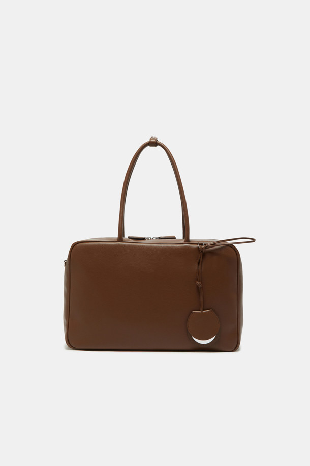 듀 토트 39는 부드러운 드레이핑 실루엣과 사각 형태가 돋보이는 여성 토트백입니다. 미디엄 사이즈로 제작되어 13인치 아이패드 수납이 가능하며, 내부 지퍼 포켓이 있어 소지품을 안전하게 보관할 수 있습니다. 합피 소재에 무지 디자인으로 클래식하고 모던한 스타일을 연출하며, 탈부착 스트랩과 미러 참 액세서리로 다양한 스타일을 소화할 수 있습니다. 출근룩과 오피스룩에 잘 어울리며, 3-way 멀티 스타일(토트/숄더/크로스바디)로 활용도가 높습니다. 아이폰, 아이패드, 맥북 프로까지 수납 가능한 실용적인 데일리 가방입니다.
