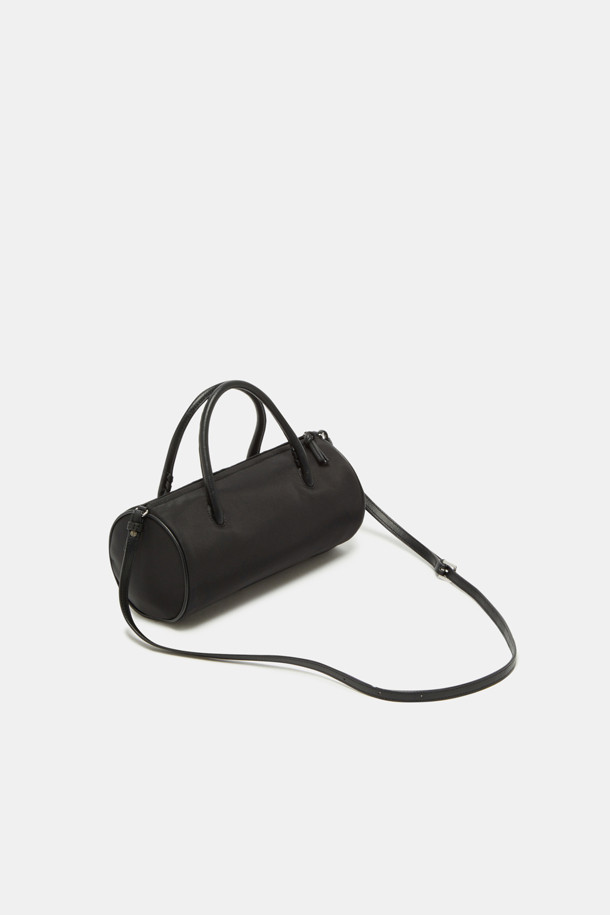 빌로 토트 26 나일론 토트백은 여성용 가방으로, 가볍고 실용적인 디자인이 특징입니다. 무지 패턴의 원통형 디자인에 실버 하드웨어 장식이 더해져 미니멀, 캐주얼, 클래식 스타일을 연출합니다. 3-way 착용이 가능하며, 내부 오픈 포켓 1개와 외부 플랫 포켓 1개가 있어 수납력을 높였습니다. 숄더 스트랩 탈부착으로 다양한 스타일을 연출할 수 있으며, 일상 및 동네 마실룩, 쇼핑룩에 적합합니다. 컴팩트한 사이즈로 가볍게 들고 다니기 좋습니다.
