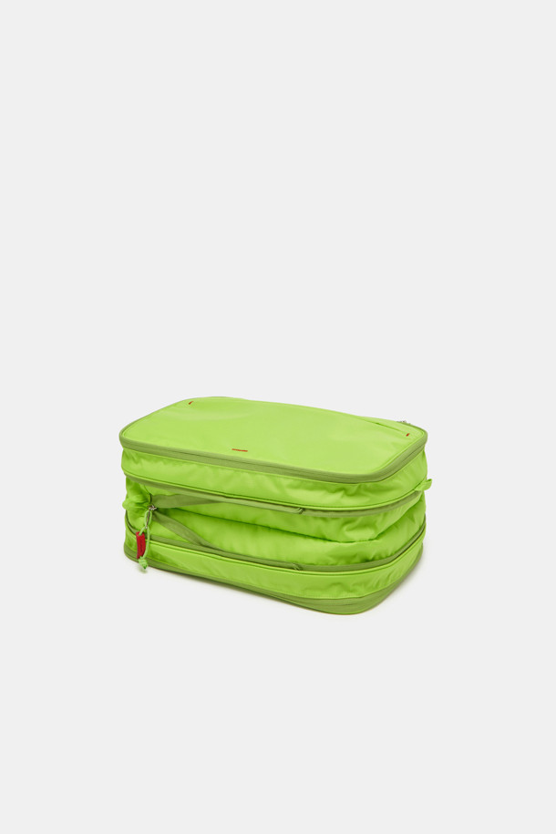 여성용 Bagel Packing Pouch 34는 애플그린 또는 베이지 색상의 미디엄 사이즈 파우치입니다. 나일론 소재로 제작되었으며, 그리드 패턴과 손잡이, 메쉬 디자인이 특징입니다. 사각 형태의 이 지퍼형 파우치는 수납, 통기성이 뛰어나며, 압축 지퍼를 통해 공간 확장이 가능하고, 외부 포켓 1개, 내부 포켓 1개, 내부 중앙 분리 수납공간 2개가 있어 효율적인 수납을 제공합니다.
