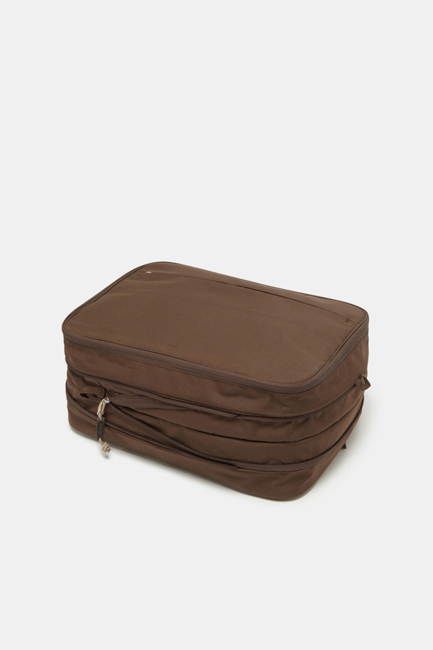 여성을 위한 Bagel Packing Pouch 41 파우치는 라지 사이즈의 사각 형태로, 그라운드 커피, 비비드 블루, 베이지, 옐로우 색상으로 제공됩니다. 그리드 패턴의 이 나일론 및 메쉬 소재 파우치는 수납, 통기성이 뛰어나며 확장 가능한 디자인이 특징입니다. 외부 포켓 1개, 내부 포켓 1개가 있으며, 지퍼형 잠금방식과 손잡이가 있어 편리하고, 두꺼운 옷도 수납 가능합니다.
