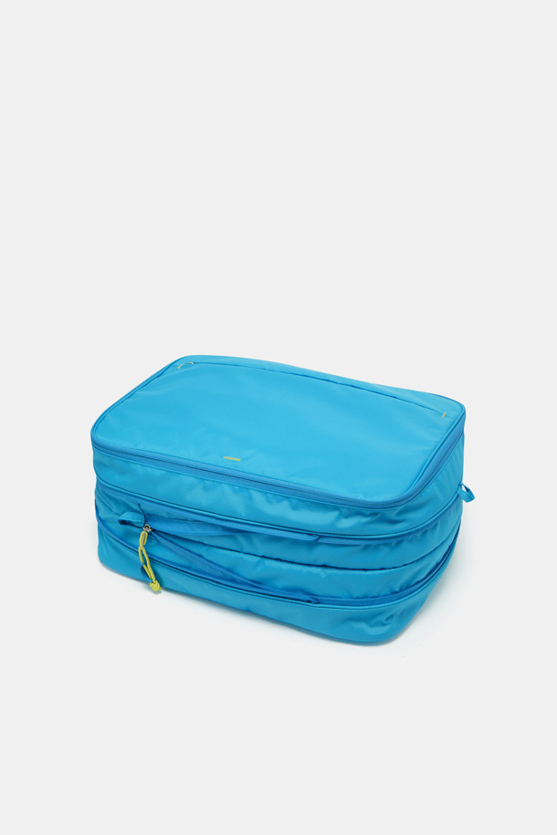 여성용 Bagel Packing Pouch 41은 그리드 패턴의 나일론 및 메쉬 소재로 제작되었으며, 그라운드 커피, 비비드 블루, 베이지, 옐로우 색상으로 제공됩니다. 라지 사이즈의 사각 파우치로, 실버 하드웨어와 탑 핸들, 압축 지퍼 디자인이 특징이며, 외부 포켓 1개, 내부 포켓 1개가 있어 수납이 용이하고 통기성이 뛰어납니다. 두꺼운 옷도 수납 가능하며, 메쉬 소재 백패널과 손잡이가 있어 편리하게 사용할 수 있습니다.
