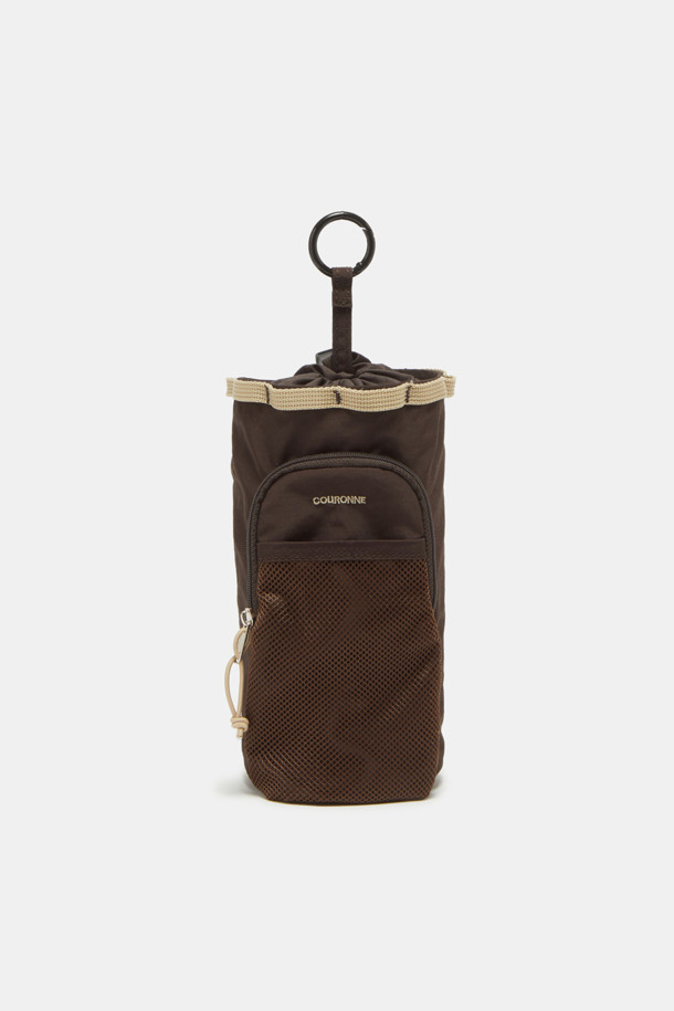 여성용 Bagel Bottle Pouch 9은 퍼플, 레드, 브라운 색상의 미디엄 사이즈 보틀 파우치입니다. 나일론 소재로 제작되었으며, 보온, 보냉 기능과 수납력을 갖춘 원통형 디자인이 특징입니다. 조절 가능한 스트랩, 외부 포켓 1개, 내부 포켓 및 수납공간, 블랙 하드웨어, 내부 쿨링 라이닝이 더해져 여행이나 아웃도어 활동에 유용하며, 메쉬 디자인 장식이 돋보입니다.
