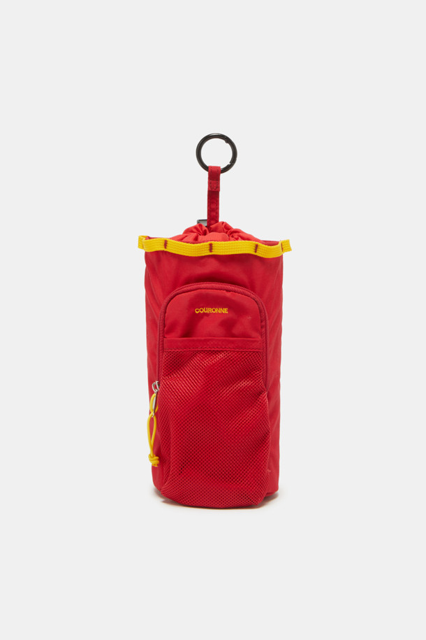 여성용 Bagel Bottle Pouch 9은 퍼플, 레드, 브라운 색상의 나일론 소재로 제작된 미디엄 사이즈의 원통형 보틀 파우치입니다. 무지 패턴에 스트랩 장식이 있으며, 블랙 하드웨어와 메쉬 소재 조합이 돋보이고, 단열 내부 라이닝 처리되어 보온/보냉 기능을 제공합니다. 외부 포켓 1개, 내부 포켓 1개, 내부 수납공간 1개가 있어 수납이 용이하며, 조절 가능한 스트랩과 지퍼형 잠금방식으로 여행, 아웃도어, 일상생활에서 유용하게 사용할 수 있습니다.
