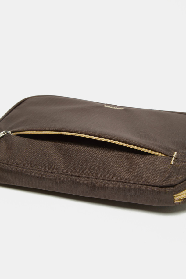 그리드 패턴의 사각 모양 나일론 소재 Bagel Beauty Pouch 20은 여성용 스몰 사이즈 파우치입니다. 지퍼형 잠금 방식과 외부 포켓 1개, 내부 포켓 2개, 2개의 메인 수납공간, 귀걸이/반지/메이크업 브러쉬 보관 공간이 있어 화장품 도구나 액세서리, 주얼리 등을 깔끔하게 수납할 수 있습니다. Ground Coffee, Beige, Vivid Blue, Yellow 컬러로 여행이나 일상에서 유용하게 사용할 수 있습니다.
