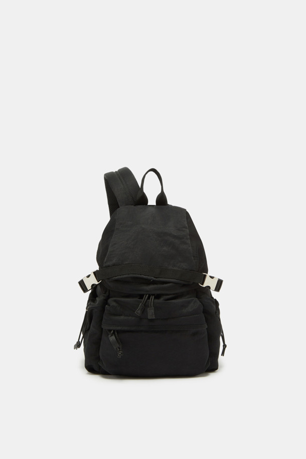 Bagel Backpack 28 (베이글 백팩 28)은 미니멀하고 세련된 디자인의 백팩입니다. 블랙 컬러의 무지 디자인에 가죽 패치 장식으로 포인트를 주어 클래식하면서도 캐주얼한 스타일을 연출합니다. 28 사이즈의 미디엄 백팩으로, 나일론, 가죽, 메쉬 소재를 사용하여 내구성과 통기성을 높였습니다. 넉넉한 수납공간과 조절 가능한 스트랩, 다양한 포켓(외부 4개, 내부 지퍼 포켓 1개, 오픈 포켓 1개, 메쉬 포켓)은 여행룩, 출근룩 등 다양한 TPO에 맞춰 실용적으로 사용할 수 있습니다. 중앙 지퍼 디자인과 실버/블랙 하드웨어의 조화가 돋보이는 백팩입니다.
