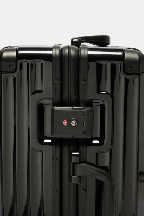 Bagel Luggage 20은 튼튼한 폴리카보네이트와 알루미늄 소재로 제작된 블랙 색상의 미디엄 사이즈 여행용 캐리어입니다. 내구성을 높이는 알루미늄 프레임과 코너 가드, 충격 방지 기능, TSA 잠금장치, 도난 방지 기능, 부드러운 우레탄 바퀴, 그리고 내용물 분리를 돕는 수납공간 구성으로 안전하고 편리한 여행을 지원합니다. 사각 디자인과 다이얼 잠금 방식을 갖춘 이 캐리어는 경량, 내열성을 더하여 여행의 동반자로서 훌륭한 선택이 될 것입니다.
