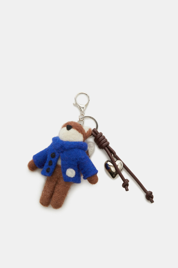 귀여운 강아지 캐릭터 디자인의 콜리 돌 참입니다. 브라운과 블루 두 가지 색상으로 만나볼 수 있으며, 폴리에스테르 소재로 제작되어 부드러운 촉감을 자랑합니다. 미니 사이즈로 제작되어 가방이나 열쇠고리에 간편하게 걸어 포인트를 줄 수 있습니다. 캐주얼, 미니멀 스타일의 아이템으로, 일상 속에서 개성 있는 연출을 도와줍니다. 체인 디자인으로 밋밋함을 덜었습니다.
