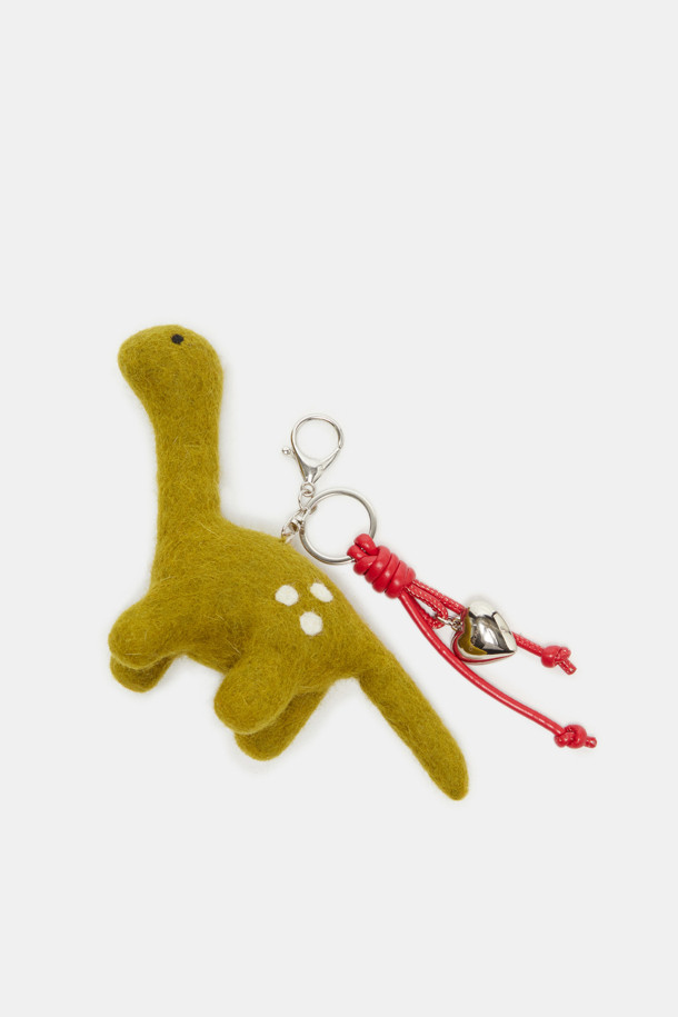 콜리 인형 참은 산책룩과 캐주얼, 미니멀 스타일 연출에 적합한 키링입니다. 머스타드와 레드의 두 가지 색상으로 제공되며, 플리스 소재로 제작되어 부드러운 촉감을 자랑합니다. 강아지 모양의 귀여운 캐릭터 디자인이 특징이며, 미니 사이즈로 제작되어 가방이나 액세서리에 포인트를 더하기 좋습니다. 일상생활에서 개성을 표현하고 싶을 때 활용해보세요.
