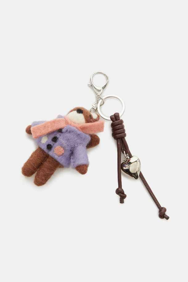 귀여운 강아지 캐릭터가 돋보이는 콜리 돌 참입니다. 브라운, 퍼플, 핑크 세 가지 사랑스러운 컬러로 만나볼 수 있습니다. 플리스 소재로 제작되어 부드러운 촉감을 자랑하며, 금속 체인 장식이 달려있어 캐주얼, 걸리시 스타일 모두에 잘 어울립니다. 가방이나 열쇠에 달아 개성 넘치는 포인트를 더해보세요. 키링 기능으로 실용성까지 갖춘 아이템입니다.
