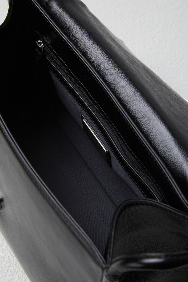 트위기(Twiggy) 숄더 31은 여성스러운 무드를 연출하는 미디엄 사이즈의 숄더백입니다. 부드러운 소가죽 소재에 은은한 광택감과 크링클 엠보 가공으로 고급스러운 질감을 더했습니다. 블랙과 브라운 두 가지 색상으로 출시되었으며, 로프와 버클 디자인 장식이 돋보입니다. 숄더백과 크로스백 두 가지 스타일로 연출 가능하며, 내부 지퍼 포켓, 내부 및 외부 포켓으로 실용성을 높였습니다. 데이트룩, 출근룩, 모임룩 등 다양한 TPO에 클래식, 미니멀, 캐주얼 스타일로 활용하기 좋습니다.
