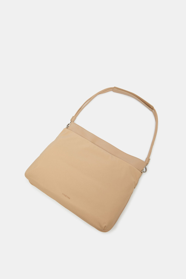 플러피 팝 숄더 34는 부드러운 나일론 소재로 제작된 여성용 숄더백입니다. 주름 디테일이 돋보이는 여성스러운 디자인으로, 탈부착 가능한 스트랩으로 다양한 스타일 연출이 가능합니다. 생활 방수 기능과 넉넉한 수납력, 내부 포켓과 지퍼 포켓으로 데일리 백으로 활용하기 좋습니다. 단, 날카로운 물건에 취약하니 주의하여 사용하십시오.
