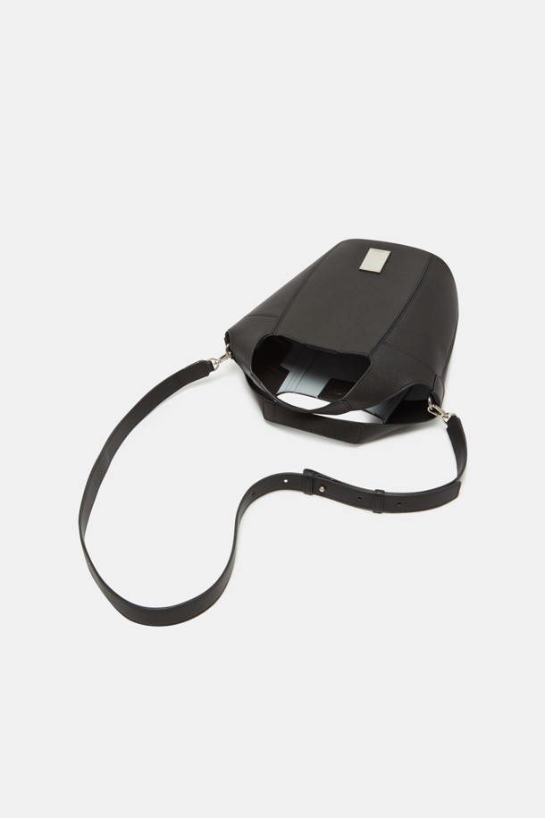 Teaberry 토트 17은 여성 사용자를 위해 디자인된 미디엄 사이즈 토트백입니다. 소가죽 소재에 그리드 패턴이 돋보이며, 블랙과 실버 두 가지 컬러로 제공됩니다. 3way 컨버터블 디자인으로 토트백, 숄더백, 크로스백 스타일 연출이 가능하며, 탈부착 스트랩과 경량 디자인으로 실용성을 더했습니다. 스크래치 방지 기능과 PU 안감, 실버 하드웨어, 다용도로 활용 가능한 특징이 있어 오피스룩, 모임룩, 데이트룩 등 다양한 TPO에 클래식, 미니멀, 시크 스타일을 연출하기 좋습니다.
