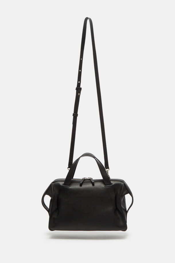 자하 하디드의 건축물에서 영감을 받아 유연한 라인으로 디자인된 Ruvo Tote 26 (루보 토트 26) 토트백입니다. 부드러운 네이키드 타입 소가죽 소재의 미디엄 사이즈 블랙 컬러 가방으로, 미니멀한 스타일과 실버 하드웨어 장식이 세련된 느낌을 더합니다. 탈부착 및 길이 조절 가능한 스트랩으로 3way 연출이 가능하며, 지퍼형 잠금 방식과 내부 지퍼 포켓, 내부 포켓으로 실용성을 높였습니다. 출근룩과 오피스룩, 그리고 미니멀, 클래식, 시크한 스타일을 즐겨 입는 여성분들께 데일리백으로 추천합니다.
