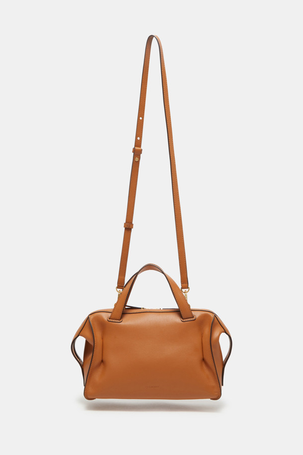 루보 토트 26은 자하 하디드의 건축물에서 영감을 받아 탄생한 여성 토트백입니다. 부드러운 네이키드 소가죽과 소가죽 소재로 제작되었으며, 브라운 컬러와 미니멀하고 클래식한 디자인이 특징입니다. 탈부착 및 길이 조절이 가능한 스트랩, 사각 형태, 골드 하드웨어 장식이 고급스러운 분위기를 더하며, 토트, 숄더, 크로스백으로 3way 연출이 가능합니다. 내부 지퍼 포켓 1개와 내부 포켓 1개가 있어 수납력을 높였으며, 오피스룩과 모임룩, 일상에서 시크하게 연출하기 좋습니다.
