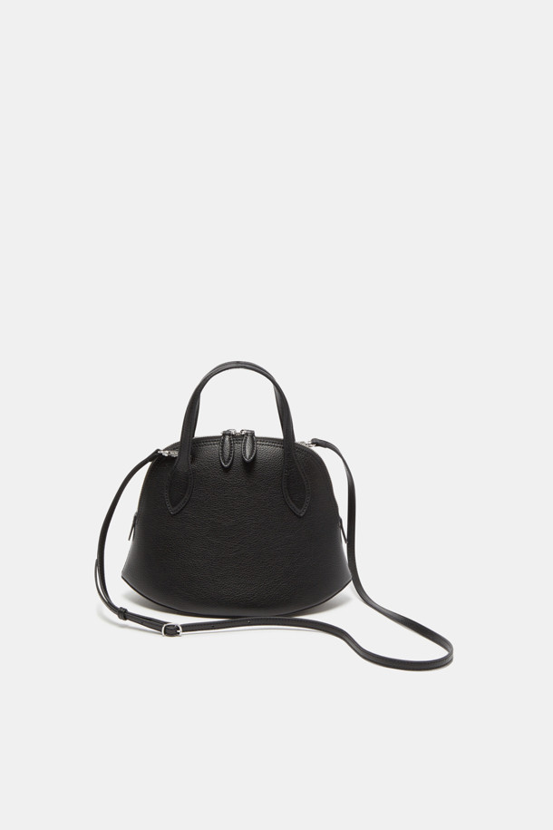 플레비 토트 27은 소가죽 소재의 여성용 미디엄 사이즈 토트백입니다. 블랙 컬러의 무지 디자인으로, 라운드형 쉐입과 클래식한 스타일을 연출합니다. 탈부착 가능한 스트랩과 내부 포켓이 있어 실용성을 높였으며, 엠보 슈렁큰 가공으로 고급스러운 질감을 더했습니다. 오피스룩, 출근룩, 모임룩에 매치하여 클래식, 미니멀, 시크한 무드를 완성할 수 있습니다. 실버 유광 하드웨어 디테일이 세련된 포인트를 더합니다.
