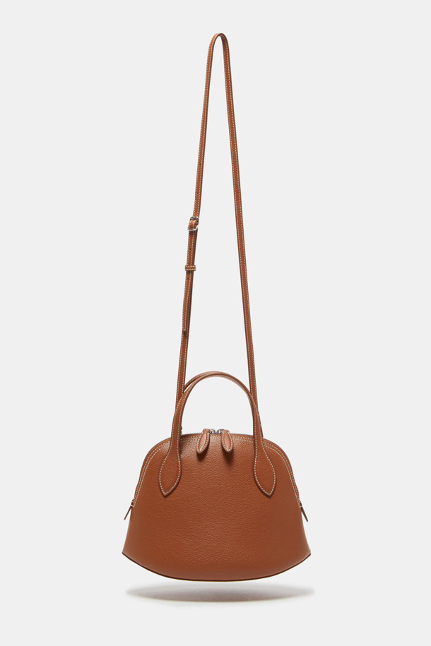 플레비 토트 27은 부드러운 소가죽 소재의 미디엄 사이즈 토트백입니다. 브라운 컬러에 무지 패턴으로, 클래식하고 미니멀한 스타일을 연출합니다. 엠보 슈렁킨 가공으로 고급스러운 질감을 더했으며, 실버 유광 하드웨어와 라운드 형태가 특징입니다. 탈부착 가능한 스트랩과 내부 포켓이 있어 실용적이며, 데일리백, 숄더백, 크로스백으로 다양하게 활용 가능합니다. 출근룩, 모임룩 등 일상적인 용도로 적합합니다.
