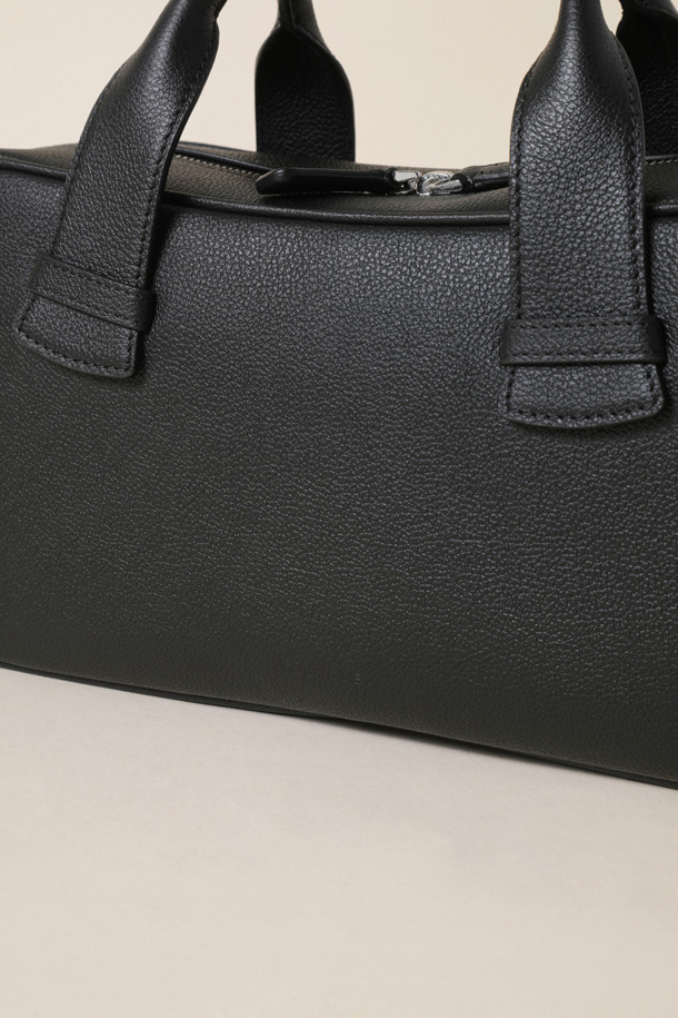 보아뜨(Boite) 토트 31은 미니멀하고 베이직한 스타일의 여성용 토트백입니다. 합성가죽 소재에 사각형 모양으로, 출근룩과 오피스룩에 잘 어울리는 디자인입니다. 무지 패턴의 블랙 컬러로, 다양한 스타일에 매치하기 용이합니다. 손잡이와 숄더 스트랩이 있어 토트백 또는 숄더백으로 활용 가능하며, 지퍼형 잠금 방식으로 소지품을 안전하게 보관할 수 있습니다. 미디엄 사이즈로, 일상생활에서 유용하게 사용할 수 있습니다.
