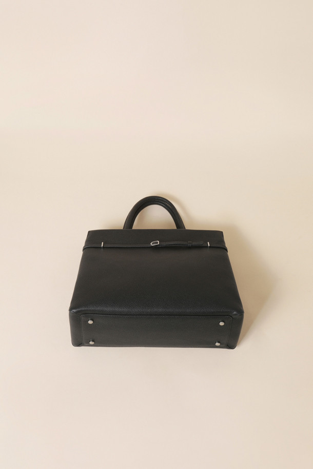 Adele 토트 36은 여성 고객을 위한 미디엄 사이즈의 블랙 가죽 토트백입니다. 심플한 무지 디자인과 사각형 쉐입으로 클래식, 미니멀, 시크 스타일을 연출하기 좋습니다. 부드러운 가죽 소재와 지퍼형 잠금 방식으로, 오피스룩, 출근룩, 모임룩 등 다양한 TPO에 활용 가능합니다. 손잡이가 있어 실용성을 더했으며, 일상생활에서 활용하기 좋은 아이템입니다.
